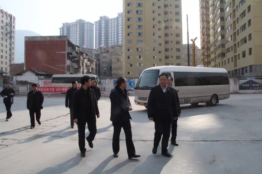 隴南市委常委、常務(wù)副市長(zhǎng)張慶宏、副市長(zhǎng)徐世林、市人大副主任陳榮等一行深入隴運(yùn)集團(tuán)公司武都汽車(chē)站開(kāi)展春節(jié)前走訪慰問(wèn)活動(dòng)