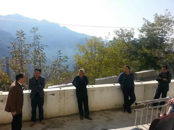 隴運集團公司董事長、黨委書記李寅祥率相關(guān)人員專程前往精準扶貧點進行深入調(diào)研