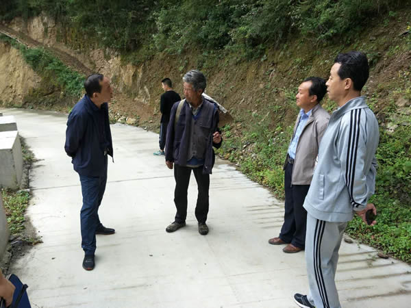 隴運(yùn)集團(tuán)公司黨委書記、董事長李寅祥同志深入琵琶鎮(zhèn)寧強(qiáng)村開展幫扶工作