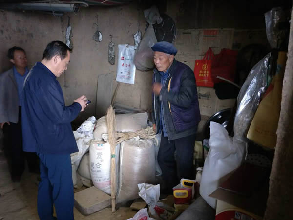 隴運(yùn)集團(tuán)公司黨委書記、董事長李寅祥同志深入琵琶鎮(zhèn)寧強(qiáng)村開展幫扶工作