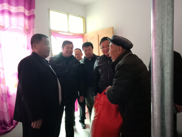 隴運(yùn)集團(tuán)公司開展“解難題、辦實(shí)事、送溫暖”主題黨日活動(dòng)