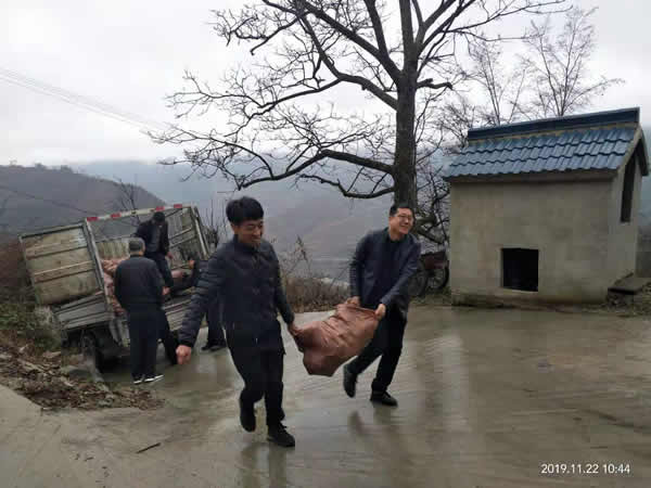 隴運(yùn)集團(tuán)公司開展“解難題、辦實(shí)事、送溫暖”主題黨日活動(dòng)