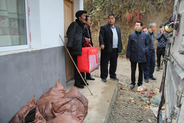 隴運(yùn)集團(tuán)公司開展“解難題、辦實(shí)事、送溫暖”主題黨日活動(dòng)