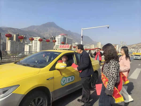 隴南市隴運集團公司組織開展“學雷鋒”志愿服務活動